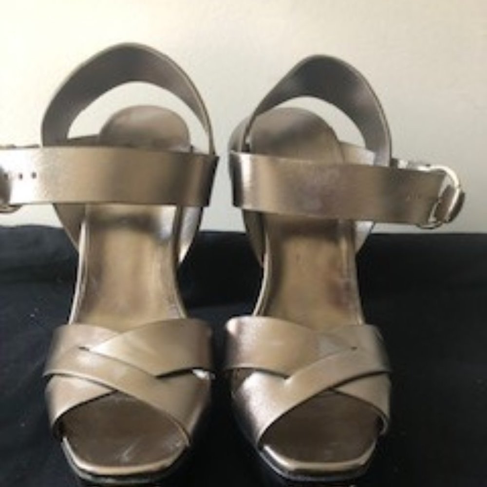 Gucci Metallic Gray thick strap peep toe